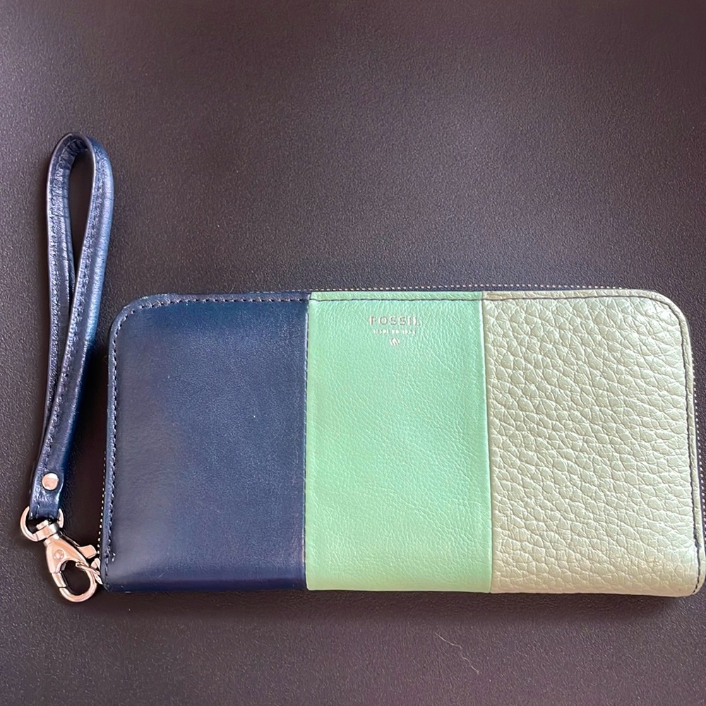 🛍️ Fossil Genuine Leather Wallet with Wristlet Strap Color Block Zip Around